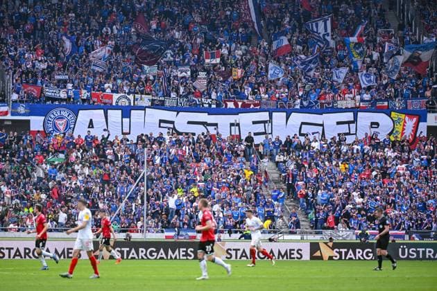 19.05.2024, Fussball, 2. Bundesliga, 34. Spieltag Saison 2023 2024, Hannover 96 - Holstein Kiel, Banner Aufsteiger xRHR-FOTO TKx