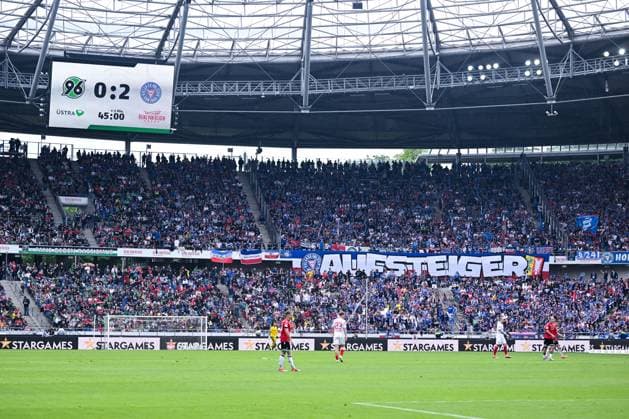 19.05.2024, Fussball, 2. Bundesliga, 34. Spieltag Saison 2023 2024, Hannover 96 - Holstein Kiel, Halbzeitstand Anzeigetafel xRHR-FOTO TKx