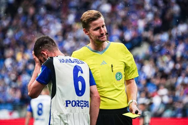 Schiedsrichter Arne Aarnink zeigt Lukasz Poreba (Hamburger SV, 06) gelbe Karte GER, Hamburger SV vs. 1. FC Nuernberg, Fussball, 2. Bundesliga, Spieltag 34, Saison 2023 2024, 19.05.2024 DFL REGULATIONS PROHIBIT ANY USE OF PHOTOGRAPHS AS IMAGE SEQUENCES AND OR QUASI-VIDEO GER, Hamburger SV vs. 1. FC Nuernberg, Fussball, 2. Bundesliga, Spieltag 34, Saison 2023 2024, 19.05.2024 Hamburg