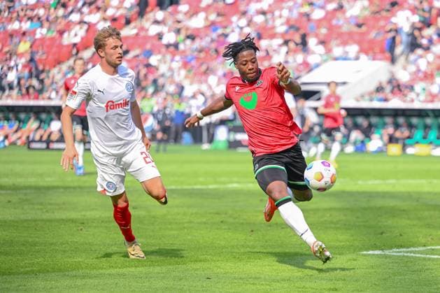 19.05.2024, Fussball, 2. Bundesliga, 34. Spieltag Saison 2023 2024, Hannover 96 - Holstein Kiel, Fiete Arp (Holstein Kiel), Bright Akwo Arrey-Mbi (Hannover96) xRHR-FOTO TKx
