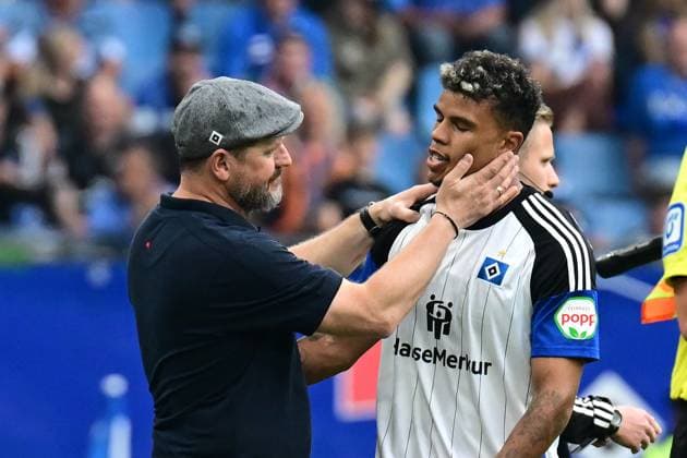 Fußball I Herren I 2023-2024 I 2. Bundesliga I 34. Spieltag I Hamburger SV - 1. FC Nürnberg I 19.5.2024 Steffen Baumgart (Trainer, Hamburger SV) tätschelt Ransford-Yeboah Königsdörffer (11, Hamburger SV) bei der Auswechslung Hamburg Volksparkstadion Hamburg Deutschland