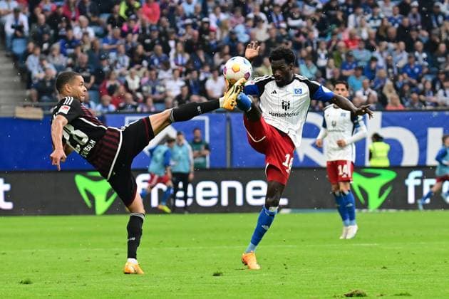 Fußball I Herren I 2023-2024 I 2. Bundesliga I 34. Spieltag I Hamburger SV - 1. FC Nürnberg I 19.5.2024 Fussballballett: Jan Gyamerah (28, 1. FC Nürnberg) und Bakery Jatta (18, Hamburger SV) mit dem hohen bein Hamburg Volksparkstadion Hamburg Deutschland