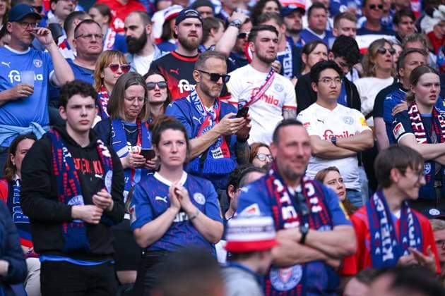 19.05.2024, Fussball, 2. Bundesliga, 34. Spieltag Saison 2023 2024, Hannover 96 - Holstein Kiel, Fan von Holstein Kiel schaut aufs Handy xRHR-FOTO TKx