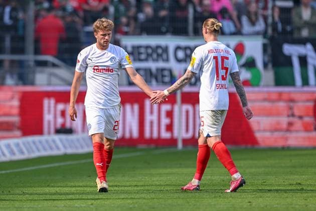 19.05.2024, Fussball, 2. Bundesliga, 34. Spieltag Saison 2023 2024, Hannover 96 - Holstein Kiel, Fiete Arp (Holstein Kiel), Marvin Schulz (Holstein Kiel) xRHR-FOTO TKx