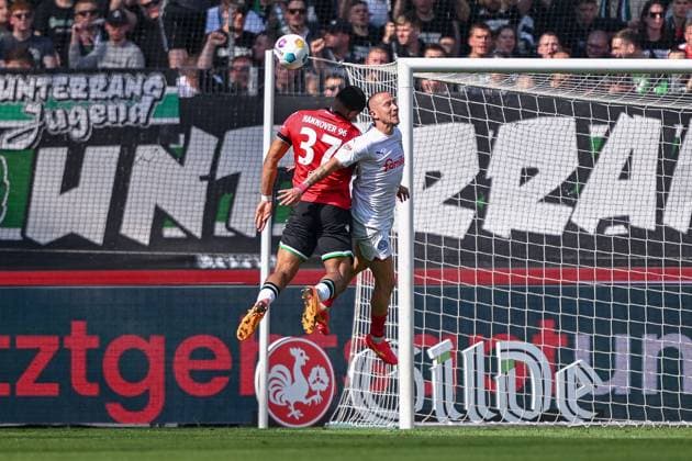 19.05.2024, Fussball, 2. Bundesliga, 34. Spieltag Saison 2023 2024, Hannover 96 - Holstein Kiel, Brooklyn Kevin Ezeh (Hannover96), Lewis Holtby (Holstein Kiel) xRHR-FOTO TKx