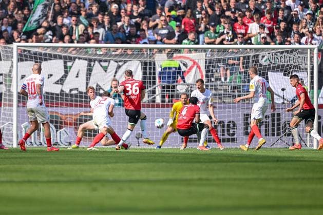 19.05.2024, Fussball, 2. Bundesliga, 34. Spieltag Saison 2023 2024, Hannover 96 - Holstein Kiel, Cedric Teuchert (Hannover96) schießt aufs Tor. xRHR-FOTO TKx