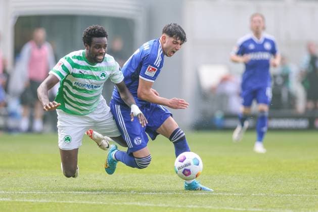 19.05.2024, Fussball, Saison 2023 2024, 2. Bundesliga, 34. Spieltag, Greuther Fürth - FC Schalke 04, v. l. Gideon Jung (SpVgg Greuther Fürth), Yusuf Kabadayi (FC Schalke 04) Fürth Stadion am Ronhof Bayern Deutschland xRHR-FOTO TRx