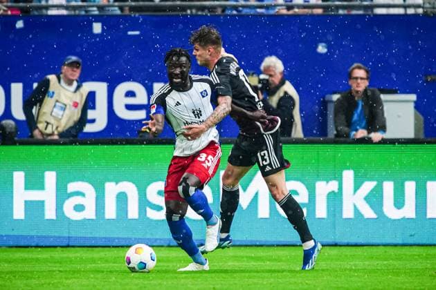 Stephan Ambrosius (Hamburger SV, 35), Erik Wekesser (1. FC Nuernberg, 13) GER, Hamburger SV vs. 1. FC Nuernberg, Fussball, 2. Bundesliga, Spieltag 34, Saison 2023 2024, 19.05.2024 DFL REGULATIONS PROHIBIT ANY USE OF PHOTOGRAPHS AS IMAGE SEQUENCES AND OR QUASI-VIDEO GER, Hamburger SV vs. 1. FC Nuernberg, Fussball, 2. Bundesliga, Spieltag 34, Saison 2023 2024, 19.05.2024 Hamburg