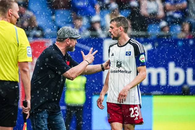 Steffen Baumgart (Hambuger SV, Trainer) und Jonas Meffert (Hamburger SV, 23) GER, Hamburger SV vs. 1. FC Nuernberg, Fussball, 2. Bundesliga, Spieltag 34, Saison 2023 2024, 19.05.2024 DFL REGULATIONS PROHIBIT ANY USE OF PHOTOGRAPHS AS IMAGE SEQUENCES AND OR QUASI-VIDEO GER, Hamburger SV vs. 1. FC Nuernberg, Fussball, 2. Bundesliga, Spieltag 34, Saison 2023 2024, 19.05.2024 Hamburg
