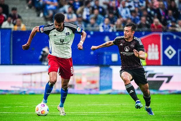 Robert Glatzel (Hamburger SV, 09), Jens Castrop (1. FC Nuernberg, 17) GER, Hamburger SV vs. 1. FC Nuernberg, Fussball, 2. Bundesliga, Spieltag 34, Saison 2023 2024, 19.05.2024 DFL REGULATIONS PROHIBIT ANY USE OF PHOTOGRAPHS AS IMAGE SEQUENCES AND OR QUASI-VIDEO GER, Hamburger SV vs. 1. FC Nuernberg, Fussball, 2. Bundesliga, Spieltag 34, Saison 2023 2024, 19.05.2024 Hamburg