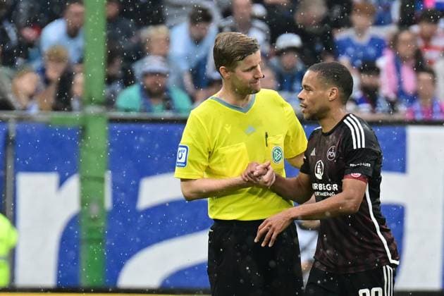 Fußball I Herren I 2023-2024 I 2. Bundesliga I 34. Spieltag I Hamburger SV - 1. FC Nürnberg I 19.5.2024 Jan Gyamerah (28, 1. FC Nürnberg) verabschiedet sich persönlich bei Dr. Arne Aarnink (Schiedsrichter) bei seiner Auswechslung Hamburg Volksparkstadion Hamburg Deutschland