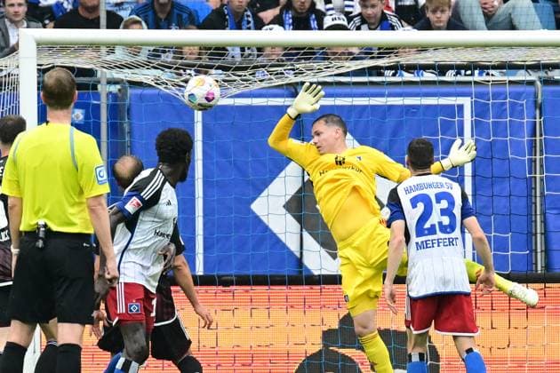 Fußball I Herren I 2023-2024 I 2. Bundesliga I 34. Spieltag I Hamburger SV - 1. FC Nürnberg I 19.5.2024 )h19= streckt sich vorsichtshalber - doch der Ball geht drüber Hamburg Volksparkstadion Hamburg Deutschland