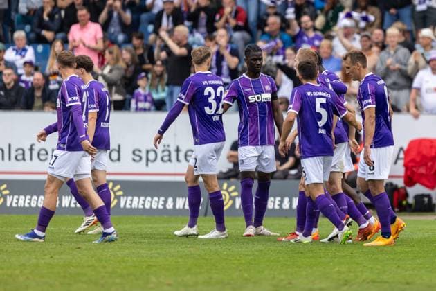 VfL Osnabrück vs. Hertha BSC; Osnabrück, 19.05.2024 Die Mannschaft des VfL Osnabrück feiert das 2:1 2. Fußball Bundesliga 34. Spieltag: VfL Osnabrück vs. Hertha BSC, Stadion Bremer Brücke am 19.05.2024. DFB DFL REGULATIONS PROHIBIT ANY USE OF PHOTOGRAPHS AS IMAGE SEQUENCES AND OR QUASI-VIDEO.