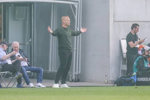 19.05.2024, Fussball, Saison 2023 2024, 2. Bundesliga, 34. Spieltag, Greuther Fürth - FC Schalke 04, Cheftrainer Karel Geraerts (FC Schalke 04) Fürth Stadion am Ronhof Bayern Deutschland xRHR-FOTO TRx