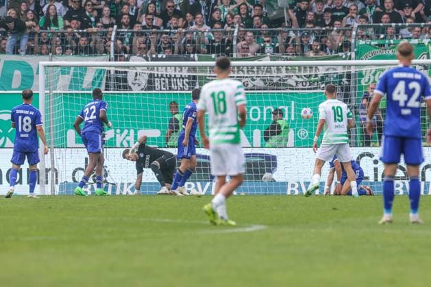 19.05.2024, Fussball, Saison 2023 2024, 2. Bundesliga, 34. Spieltag, Greuther Fürth - FC Schalke 04, Branimir Hrgota (SpVgg Greuther Fürth) erzielt das Tor zum 1 zu 0. Fürth Stadion am Ronhof Bayern Deutschland xRHR-FOTO TRx