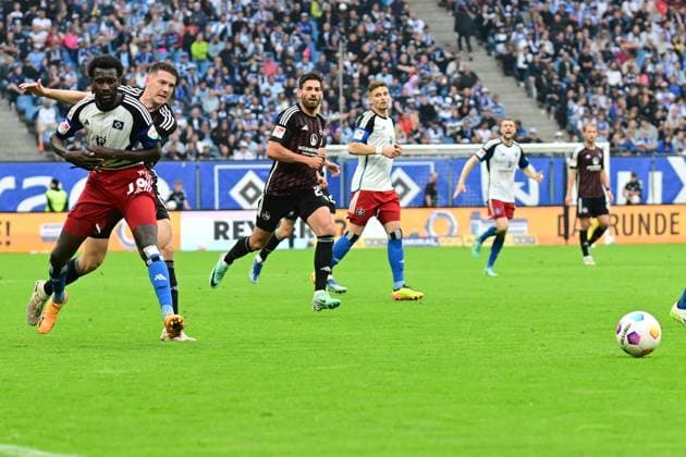 Fußball I Herren I 2023-2024 I 2. Bundesliga I 34. Spieltag I Hamburger SV - 1. FC Nürnberg I 19.5.2024 Florian Flick (6, 1. FC Nürnberg) bremst Bakery Jatta (18, Hamburger SV) unsanft - das gibt gelb Hamburg Volksparkstadion Hamburg Deutschland