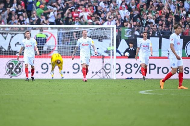19.05.2024, Fussball, 2. Bundesliga, 34. Spieltag Saison 2023 2024, Hannover 96 - Holstein Kiel, Holstein Kiel enttäuscht nach dem Gegentor. Marvin Schulz (Holstein Kiel), Patrick Erras (Holstein Kiel) xRHR-FOTO TKx