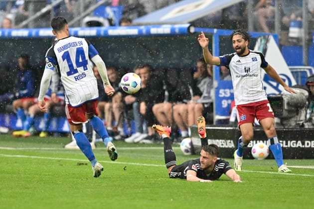 GER; 2. FBL,, Hamburger SV vs 1.FC Nuernberg 19.05.2024, Volksparkstadion, Hamburg, GER; 2. FBL, Hamburger SV vs 1.FC Nuernberg im Bild Ludovit Reis (Hamburg 14) versucht sich gegen Lukas Schleimer (Nuernberg 36) durchzusetzen