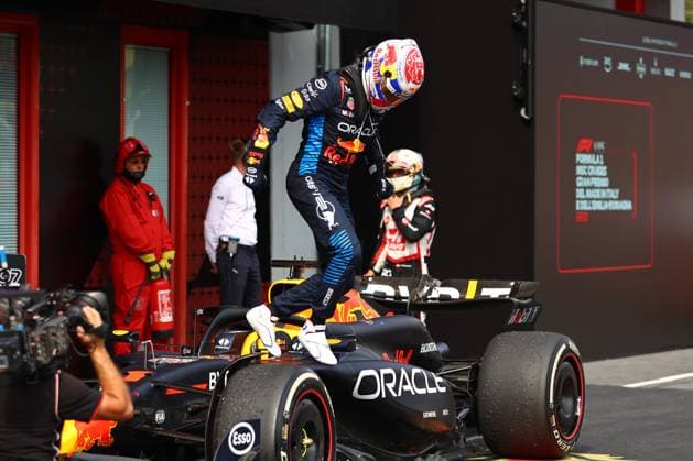 First Place Max Verstappen of the Netherlands and Oracle Red Bull Racing gestikuliert, Gestik, Race, F1 Emilia-Romagna Grand Prix 2024, Autodromo Enzo e Dino Ferrari am 19. May 2024 in Imola, Italy. (Foto von Diogo Cardoso DeFodi Images) First Place Max Verstappen of the Netherlands and Oracle Red Bull Racing celebrates in the podium after the F1 Race, Race, F1 Emilia-Romagna Grand Prix 2024, Autodromo Enzo e Dino Ferrari on May 19, 2024 in Imola, Italy. (Photo by Diogo Cardoso DeFodi Images) Defodi-645_f1imo20240518_0362