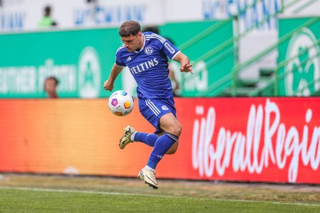 19.05.2024, Fussball, Saison 2023 2024, 2. Bundesliga, 34. Spieltag, Greuther Fürth - FC Schalke 04, Blendi Idrizi (FC Schalke 04) Fürth Stadion am Ronhof Bayern Deutschland xRHR-FOTO TRx