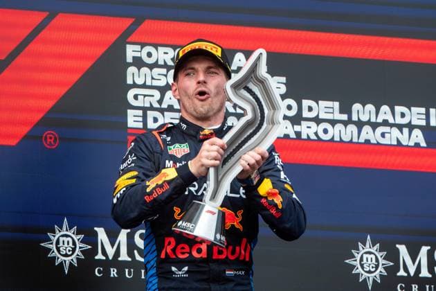 Max Verstappen (Oracle Red Bull Racing, 01) jubelt auf dem Podium bei der Siegerehrung ueber den Sieg, ITA, Formel 1 Weltmeisterschaft, Grand Prix Emilia-Romagna Imola, Autodromo Enzo e Dino Ferrari, Rennen, 19.05.2024 ITA, Formel 1 Weltmeisterschaft, Grand Prix Emilia-Romagna Imola, Autodromo Enzo e Dino Ferrari, Rennen, 19.05.2024 Imola Copyright: xEibner-Pressefoto Memmlerx EP_MMR