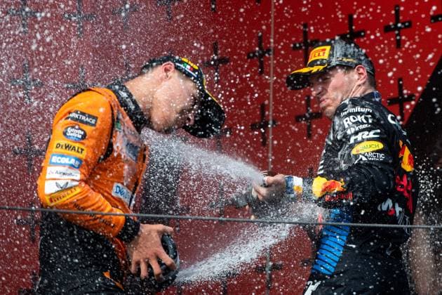 Max Verstappen (Oracle Red Bull Racing, 01) jubelt auf dem Podium bei der Siegerehrung ueber den Sieg und spritzt Champagner mit Lando Norris (McLaren Formula 1 Team, 04), ITA, Formel 1 Weltmeisterschaft, Grand Prix Emilia-Romagna Imola, Autodromo Enzo e Dino Ferrari, Rennen, 19.05.2024 ITA, Formel 1 Weltmeisterschaft, Grand Prix Emilia-Romagna Imola, Autodromo Enzo e Dino Ferrari, Rennen, 19.05.2024 Imola Copyright: xEibner-Pressefoto Memmlerx EP_MMR