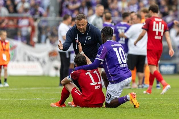 VfL Osnabrück vs. Hertha BSC; Osnabrück, 19.05.2024 Pal Dardai (Trainer Hertha BSC Berlin) klatscht Fabian Reese (Hertha BSC Berlin, 11) und Kwasi Okyere Wriedt (VfL Osnabrück, 10) ab 2. Fußball Bundesliga 34. Spieltag: VfL Osnabrück vs. Hertha BSC, Stadion Bremer Brücke am 19.05.2024. DFB DFL REGULATIONS PROHIBIT ANY USE OF PHOTOGRAPHS AS IMAGE SEQUENCES AND OR QUASI-VIDEO.