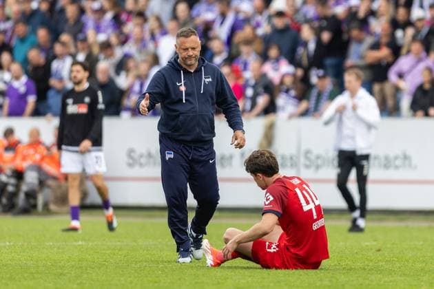 VfL Osnabrück vs. Hertha BSC; Osnabrück, 19.05.2024 Pal Dardai (Trainer Hertha BSC Berlin) tröstet Linus Gechter (Hertha BSC Berlin, 44) 2. Fußball Bundesliga 34. Spieltag: VfL Osnabrück vs. Hertha BSC, Stadion Bremer Brücke am 19.05.2024. DFB DFL REGULATIONS PROHIBIT ANY USE OF PHOTOGRAPHS AS IMAGE SEQUENCES AND OR QUASI-VIDEO.