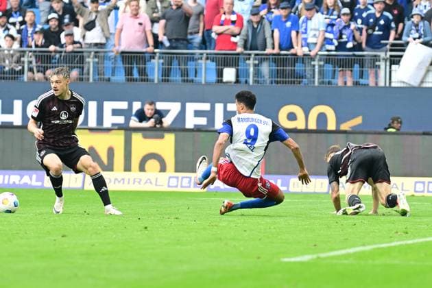 Fußball I Herren I 2023-2024 I 2. Bundesliga I 34. Spieltag I Hamburger SV - 1. FC Nürnberg I 19.5.2024 Robert Glatzel (9, Hamburger SV) wird im Strafraum umgerissen - Elfmeter Hamburg Volksparkstadion Hamburg Deutschland
