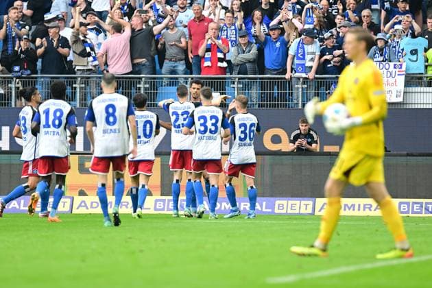 Fußball I Herren I 2023-2024 I 2. Bundesliga I 34. Spieltag I Hamburger SV - 1. FC Nürnberg I 19.5.2024 Robert Glatzel (9, Hamburger SV) feiert seinen Elfmetertreffer Hamburg Volksparkstadion Hamburg Deutschland