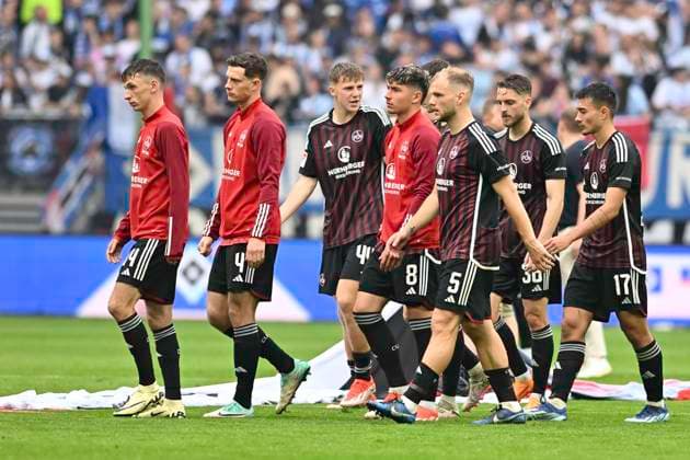 GER; 2. FBL,, Hamburger SV vs 1.FC Nuernberg 19.05.2024, Volksparkstadion, Hamburg, GER; 2. FBL, Hamburger SV vs 1.FC Nuernberg im Bild die Mannschaft aus Nuernberg laesst die Koepfe haengen