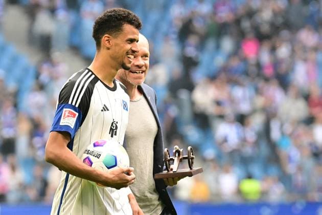 Fußball I Herren I 2023-2024 I 2. Bundesliga I 34. Spieltag I Hamburger SV - 1. FC Nürnberg I 19.5.2024 Spielball gesichert und Torjägerkanone bekommen Robert Glatzel (9, Hamburger SV) Hamburg Volksparkstadion Hamburg Deutschland