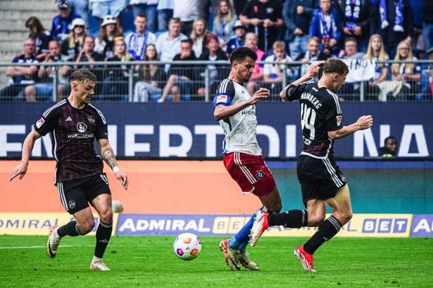 Foul Finn Jeltsch (1. FC Nuernberg, 44) an Robert Glatzel (Hamburger SV, 09) GER, Hamburger SV vs. 1. FC Nuernberg, Fussball, 2. Bundesliga, Spieltag 34, Saison 2023 2024, 19.05.2024 DFL REGULATIONS PROHIBIT ANY USE OF PHOTOGRAPHS AS IMAGE SEQUENCES AND OR QUASI-VIDEO GER, Hamburger SV vs. 1. FC Nuernberg, Fussball, 2. Bundesliga, Spieltag 34, Saison 2023 2024, 19.05.2024 Hamburg