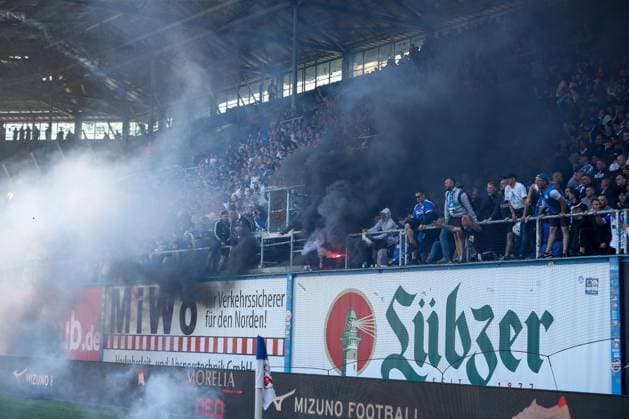 19.05.2024, xtgx, Fussball 2. Bundesliga, FC Hansa Rostock - SC Paderborn 07, v.l. Ausschreitungen, Krawall, Pyro, enttaeuscht, enttäuscht, schaut enttaeuscht, niedergeschlagen, disappointed (DFL DFB REGULATIONS PROHIBIT ANY USE OF PHOTOGRAPHS as IMAGE SEQUENCES and or QUASI-VIDEO) Rostock