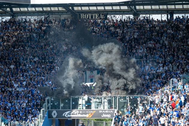 Rostock, Deutschland 19. Mai 2024: 2. BL - 2023 2024 - FC Hansa Rostock vs. SC Paderborn Im Bild: die Fans zünden Rauchbomben im Ostseestadion DFL regulations prohibit any use of photographs as image sequences and or quasi-video.