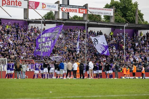 VfL Osnabrück vs. Hertha BSC; Osnabrück, 19.05.2024 Fans vom VfL Osnabrück und Die Mannschaft des VfL Osnabrück verabschieden sich 2. Fußball Bundesliga 34. Spieltag: VfL Osnabrück vs. Hertha BSC, Stadion Bremer Brücke am 19.05.2024. DFB DFL REGULATIONS PROHIBIT ANY USE OF PHOTOGRAPHS AS IMAGE SEQUENCES AND OR QUASI-VIDEO.