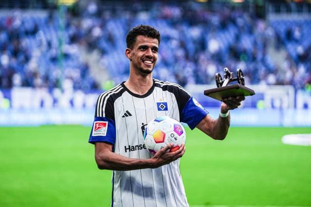 Bilder des Jahres 2024, Sport 05 Mai Sport Themen der Woche KW21 Sport Bilder des Tages Robert Glatzel (Hamburger SV, 09) bekommt Torjaegerkanone GER, Hamburger SV vs. 1. FC Nuernberg, Fussball, 2. Bundesliga, Spieltag 34, Saison 2023 2024, 19.05.2024 DFL REGULATIONS PROHIBIT ANY USE OF PHOTOGRAPHS AS IMAGE SEQUENCES AND OR QUASI-VIDEO GER, Hamburger SV vs. 1. FC Nuernberg, Fussball, 2. Bundesliga, Spieltag 34, Saison 2023 2024, 19.05.2024 Hamburg *** Robert Glatzel Hamburger SV, 09 gets Torjaegerkanone GER, Hamburger SV vs 1 FC Nuernberg, Football, 2 Bundesliga, Matchday 34, Season 2023 2024, 19 05 2024 DFL REGULATIONS PROHIBIT ANY USE OF PHOTOGRAPHS AS IMAGE SEQUENCES AND OR QUASI VIDEO GER, Hamburger SV vs 1 FC Nuernberg, Football, 2 Bundesliga, Matchday 34, Season 2023 2024, 19 05 2024 Hamburg Copyright: xEibner-Pressefoto MarcelxvonxFehrnx EP_MFN