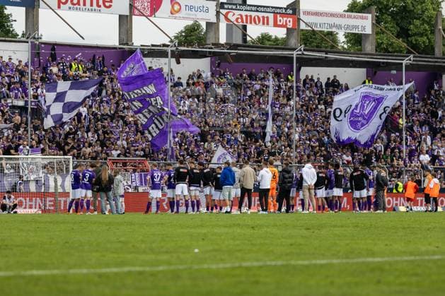 VfL Osnabrück vs. Hertha BSC; Osnabrück, 19.05.2024 Fans vom VfL Osnabrück und Die Mannschaft des VfL Osnabrück verabschieden sich 2. Fußball Bundesliga 34. Spieltag: VfL Osnabrück vs. Hertha BSC, Stadion Bremer Brücke am 19.05.2024. DFB DFL REGULATIONS PROHIBIT ANY USE OF PHOTOGRAPHS AS IMAGE SEQUENCES AND OR QUASI-VIDEO.