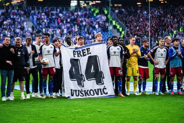Hamburger SV feiert jubelt mit den Fans nach Sieg Spielende GER, Hamburger SV vs. 1. FC Nuernberg, Fussball, 2. Bundesliga, Spieltag 34, Saison 2023 2024, 19.05.2024 DFL REGULATIONS PROHIBIT ANY USE OF PHOTOGRAPHS AS IMAGE SEQUENCES AND OR QUASI-VIDEO GER, Hamburger SV vs. 1. FC Nuernberg, Fussball, 2. Bundesliga, Spieltag 34, Saison 2023 2024, 19.05.2024 Hamburg