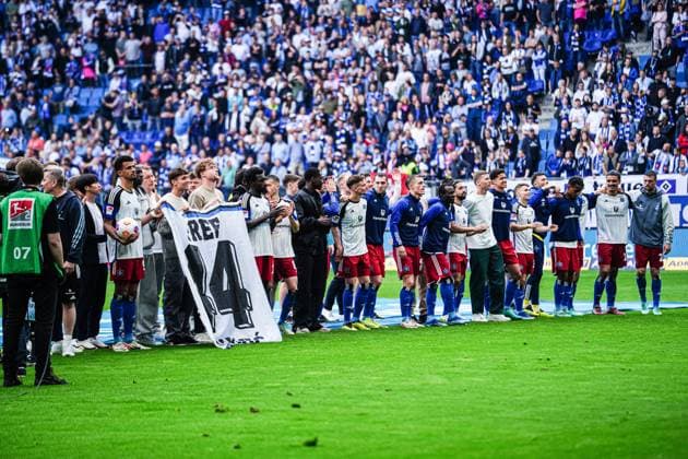 Hamburger SV feiert jubelt mit den Fans nach Sieg Spielende GER, Hamburger SV vs. 1. FC Nuernberg, Fussball, 2. Bundesliga, Spieltag 34, Saison 2023 2024, 19.05.2024 DFL REGULATIONS PROHIBIT ANY USE OF PHOTOGRAPHS AS IMAGE SEQUENCES AND OR QUASI-VIDEO GER, Hamburger SV vs. 1. FC Nuernberg, Fussball, 2. Bundesliga, Spieltag 34, Saison 2023 2024, 19.05.2024 Hamburg