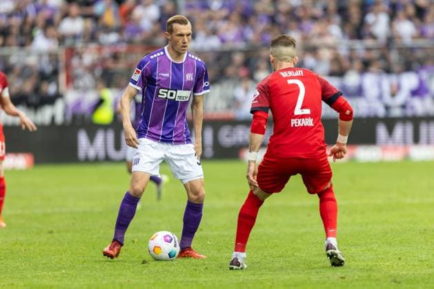 VfL Osnabrück vs. Hertha BSC; Osnabrück, 19.05.2024 Thomas Goiginger (VfL Osnabrück, 37) und Peter Pekarik (Hertha BSC Berlin, 2) 2. Fußball Bundesliga 34. Spieltag: VfL Osnabrück vs. Hertha BSC, Stadion Bremer Brücke am 19.05.2024. DFB DFL REGULATIONS PROHIBIT ANY USE OF PHOTOGRAPHS AS IMAGE SEQUENCES AND OR QUASI-VIDEO.