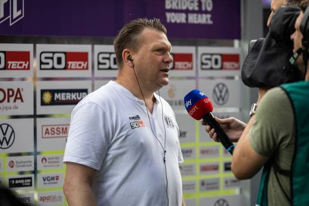 VfL Osnabrück vs. Hertha BSC; Osnabrück, 19.05.2024 Uwe Koschinat (Trainer VfL Osnabrück) 2. Fußball Bundesliga 34. Spieltag: VfL Osnabrück vs. Hertha BSC, Stadion Bremer Brücke am 19.05.2024. DFB DFL REGULATIONS PROHIBIT ANY USE OF PHOTOGRAPHS AS IMAGE SEQUENCES AND OR QUASI-VIDEO.
