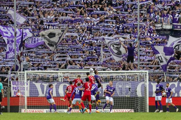 VfL Osnabrück vs. Hertha BSC; Osnabrück, 19.05.2024 Fans vom VfL Osnabrück feuern ihr Mannschaft beim Eckball an 2. Fußball Bundesliga 34. Spieltag: VfL Osnabrück vs. Hertha BSC, Stadion Bremer Brücke am 19.05.2024. DFB DFL REGULATIONS PROHIBIT ANY USE OF PHOTOGRAPHS AS IMAGE SEQUENCES AND OR QUASI-VIDEO.