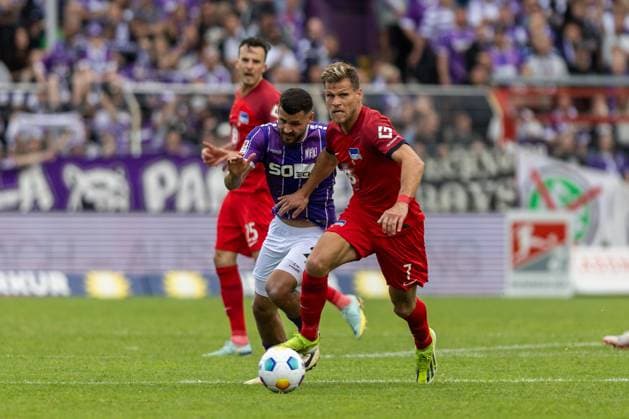 VfL Osnabrück vs. Hertha BSC; Osnabrück, 19.05.2024 Dave Gnaase (VfL Osnabrück, 26) und Florian Niederlechner (Hertha BSC Berlin, 7) 2. Fußball Bundesliga 34. Spieltag: VfL Osnabrück vs. Hertha BSC, Stadion Bremer Brücke am 19.05.2024. DFB DFL REGULATIONS PROHIBIT ANY USE OF PHOTOGRAPHS AS IMAGE SEQUENCES AND OR QUASI-VIDEO.