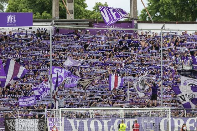 VfL Osnabrück vs. Hertha BSC; Osnabrück, 19.05.2024 Fans vom VfL Osnabrück feiern 2. Fußball Bundesliga 34. Spieltag: VfL Osnabrück vs. Hertha BSC, Stadion Bremer Brücke am 19.05.2024. DFB DFL REGULATIONS PROHIBIT ANY USE OF PHOTOGRAPHS AS IMAGE SEQUENCES AND OR QUASI-VIDEO.