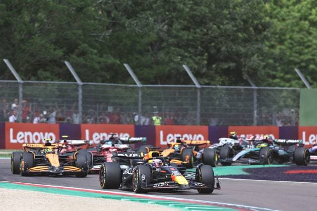 Max Verstappen of the Netherlands and Oracle Red Bull Racing in Aktion, Race, F1 Emilia-Romagna Grand Prix 2024, Autodromo Enzo e Dino Ferrari am 19. May 2024 in Imola, Italy. (Foto von Diogo Cardoso DeFodi Images) Max Verstappen of the Netherlands and Oracle Red Bull Racing leads the field on the first lap, Race, F1 Emilia-Romagna Grand Prix 2024, Autodromo Enzo e Dino Ferrari on May 19, 2024 in Imola, Italy. (Photo by Diogo Cardoso DeFodi Images) Defodi-645_f1imo20240518_3755