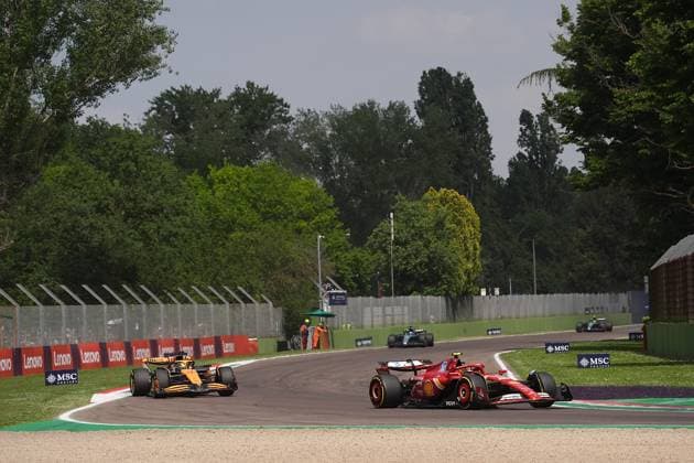 Formel 1 Grand Prix Emilia Romagna 2024 19.05.2024, Autodromo Enzo e Dino Ferrari, Imola, Formel 1 Grand Prix Emilia Romagna 2024 ,im Bild Carlos Sainz Jr. (ESP), Scuderia Ferrari HP, Oscar Piastri (AUS), McLaren F1 Team