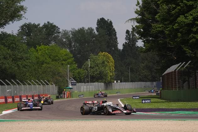 Formel 1 Grand Prix Emilia Romagna 2024 19.05.2024, Autodromo Enzo e Dino Ferrari, Imola, Formel 1 Grand Prix Emilia Romagna 2024 ,im Bild Nico Hülkenberg (DEU), Haas F1 Team, Yuki Tsunoda (JPN), Visa Cash App RB Formula One Team, Sergio Perez (MEX), Oracle Red Bull Racing