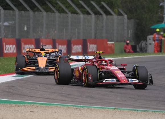 Formel 1 Grand Prix Emilia Romagna 2024 19.05.2024, Autodromo Enzo e Dino Ferrari, Imola, Formel 1 Grand Prix Emilia Romagna 2024 ,im Bild Carlos Sainz Jr. (ESP), Scuderia Ferrari HP, Oscar Piastri (AUS), McLaren F1 Team