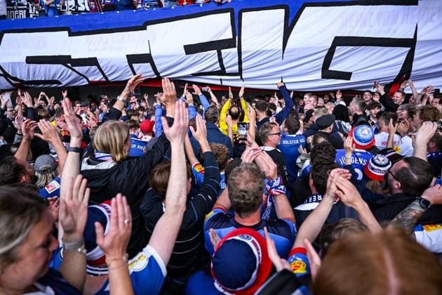 19.05.2024, Fussball, 2. Bundesliga, 34. Spieltag Saison 2023 2024, Hannover 96 - Holstein Kiel, Die Spieler gehen nach Spielende zu den Fans in den Block. xRHR-FOTO TKx